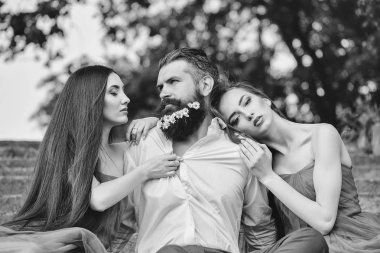 sakallı adam ve kadın merdivenlerde