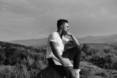 Dizüstü bilgisayar açık ile dalgın kaslı adam