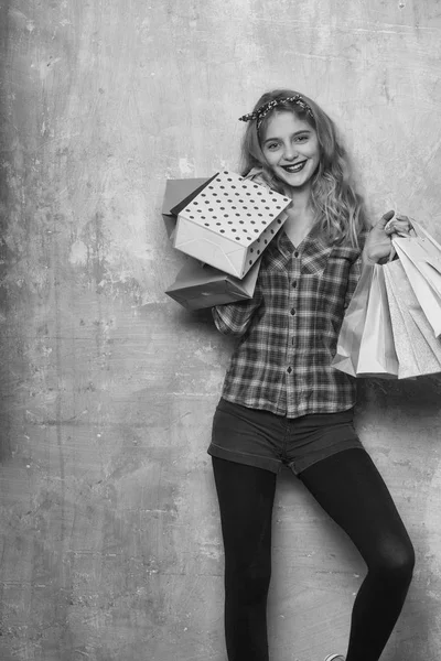 Menina bonita feliz com sacos de compras coloridos nas mãos — Fotografia de Stock