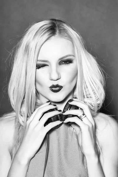 güzel sarışın dg kız pembe üzerinde kulaklık