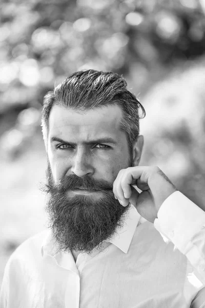 Mavi gökyüzü üzerinde sakallı adam