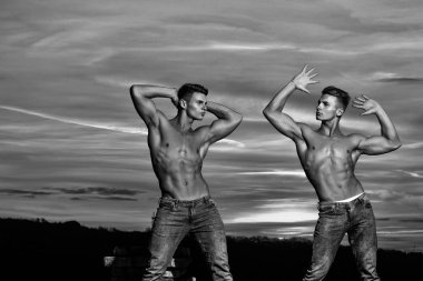 günbatımı açık erkeklerde