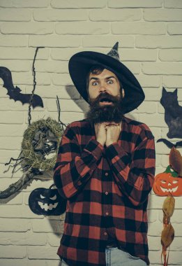 Korkmuş yüz cadı şapkalı adamla Cadılar Bayramı