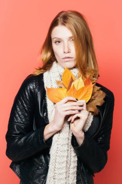 kadın deri ceket ve eşarp sonbahar yaprakları ile