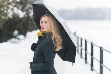 Gri ceket, atkı ve eldiven modeli