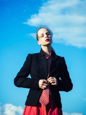 Mavi gökyüzü üzerinde poz kız