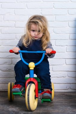 Çocuk ve üç tekerlekli bisiklet