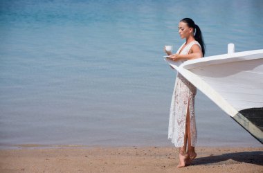 Kahve Kupası'nda tekne ile kız.