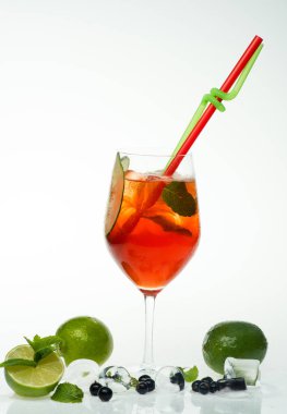 Beyaz arka plan üzerinde izole blueberry ile kokteyl.