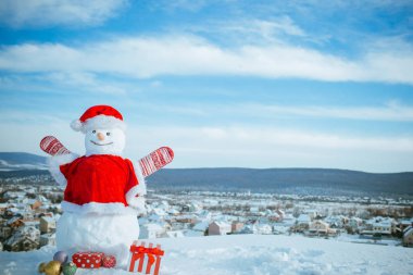 Yeni yıl hediye kutusu ile beyaz kar kardan adam.