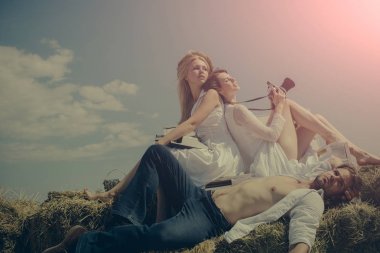 Mavi gökyüzü güneşli günde rahatlatıcı gör