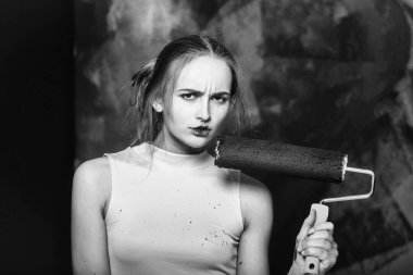 güzel kız Oluşturucu, ressam ile silindir boyama duvar siyah