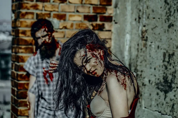 レンガの壁に赤い血でハロウィーンの少女吸血鬼 — ストック写真