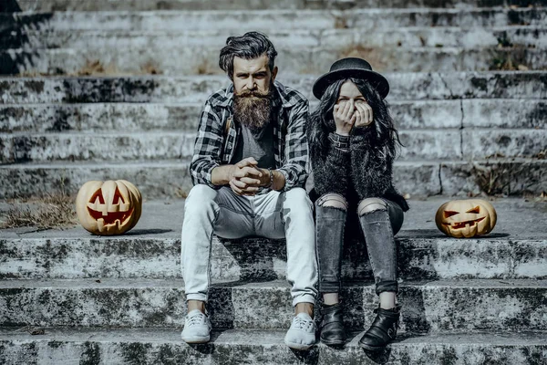 Halloween-Hipster-Paar sitzt auf grauer Treppe — Stockfoto