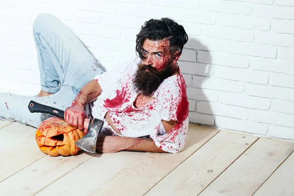 Cadılar Bayramı zombi kabak ve balta ile kanlı adam sakallı