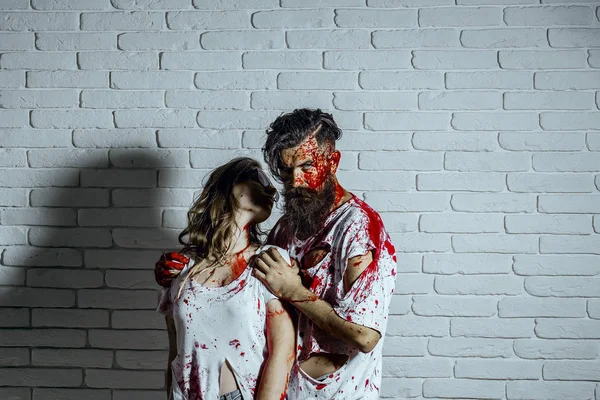 Couple Halloween amoureux sur mur de briques blanches — Photo