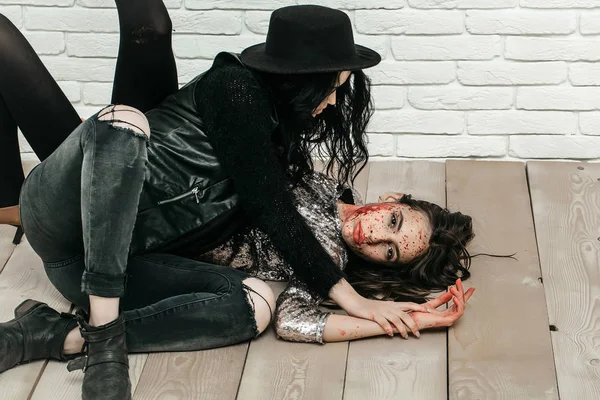 Halloween zombie femmes, filles sorcières avec du sang rouge — Photo