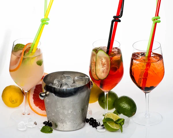 Cocktail of een kleurrijk drankje met vrucht segmenten en ijsemmer — Stockfoto