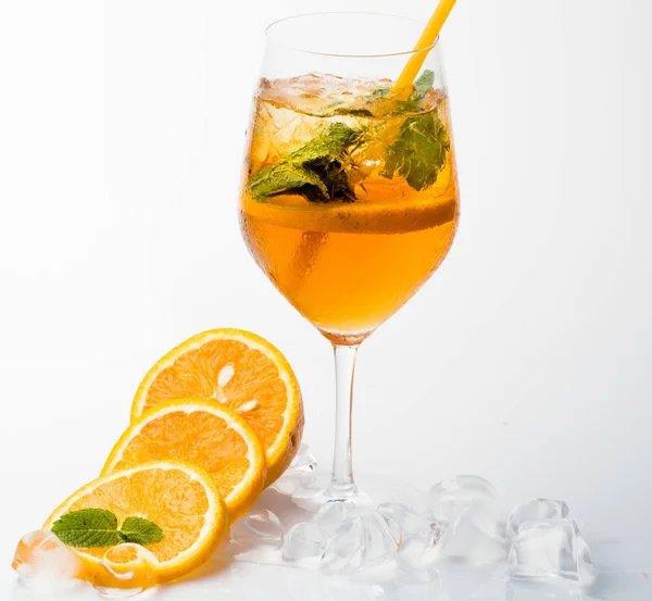 Bebida alcohólica y fruta de limón en el restaurante . — Foto de Stock