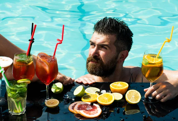 Cocktail et homme barbu dans la piscine . — Photo