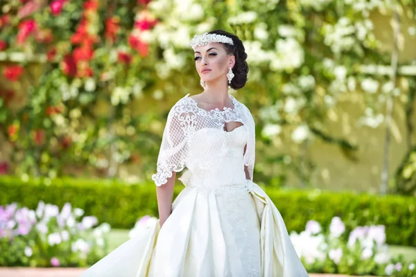 新娘在婚礼王冠和白色连衣裙上阳光灿烂的日子 — 图库照片