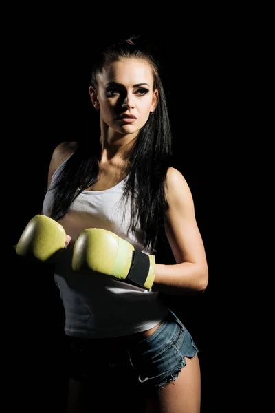 Vrouw in bokshandschoenen en sportkleding. — Stockfoto