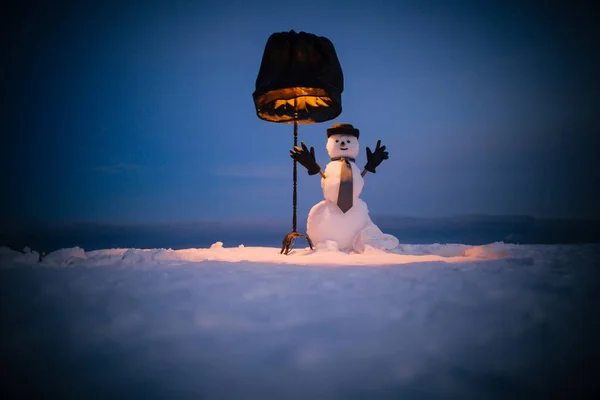 Yeni yıl kardan adam kar şapka, eldiven ve kravat. — Stok fotoğraf