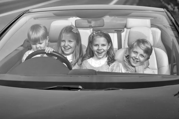 Crianças felizes amigos no carro — Fotografia de Stock