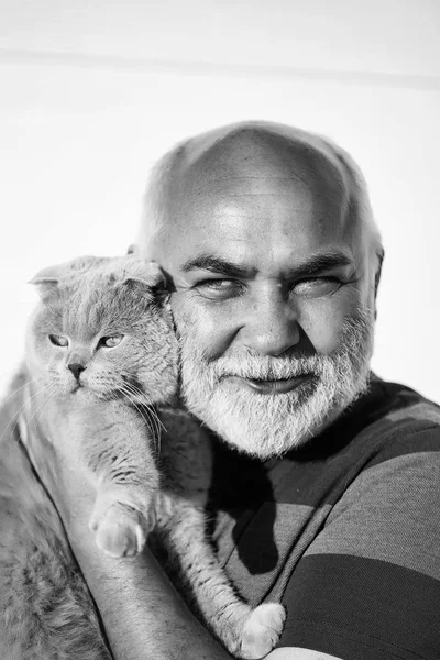 Homme âgé avec chat gris — Photo