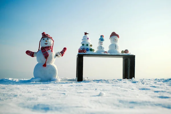 Śniegu rzeźby na tle ośnieżonych — Zdjęcie stockowe