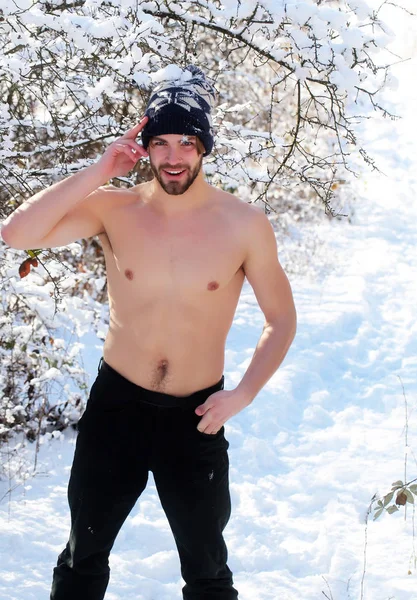 冬の日の裸の胴体を浮かべて男 — ストック写真