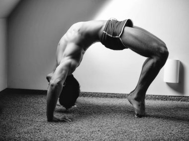 Köprü durumundaki kas yoga adamın