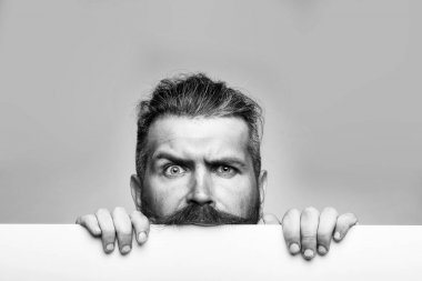 kağıt ile ciddi adam