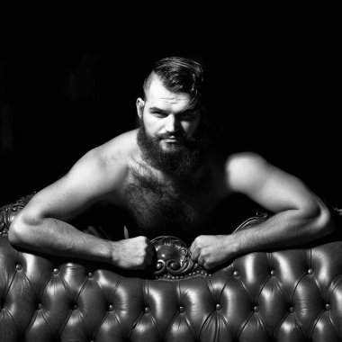 Sakallı adam çıplak göğüs ile