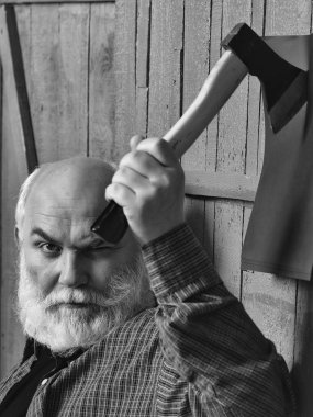 Adam balta ve kağıt