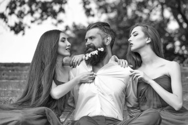 sakallı adam ve kadın merdivenlerde