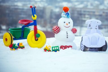 Gülen yüz üzerinde kış manzarası ile kardan adam