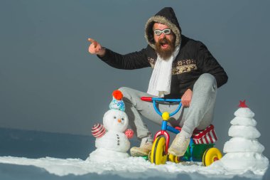 Hipster pilot gözlük ve hood işaret parmağı