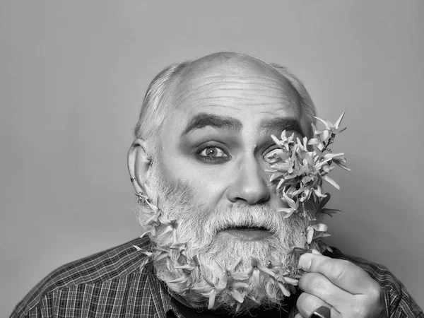 花がひげを持つ老人 — ストック写真