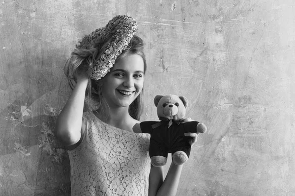 Jolie fille heureuse avec coeur en osier rose et jouet ours — Photo