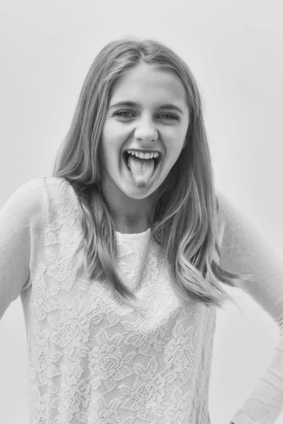 Rapariga muito feliz com cabelo loiro mostrando língua — Fotografia de Stock
