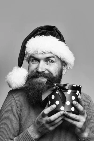 Ano novo homem com caixa de presente — Fotografia de Stock