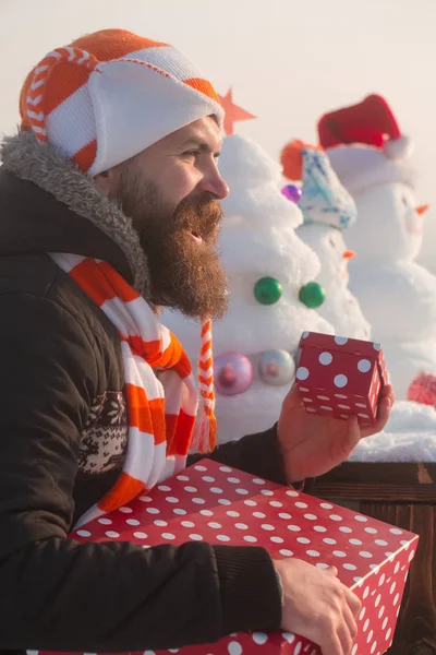 Mann lächelt mit Geschenkschachteln — Stockfoto