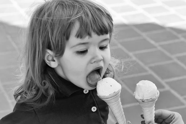 Piccolo ragazzo mangiare gelato — Foto Stock