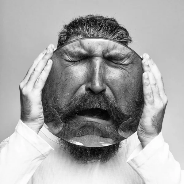 Γενειοφόρος άνδρας με μεγεθυντικό φακό — Φωτογραφία Αρχείου