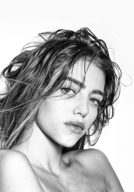 uzun süre ıslak saçlı güzellik