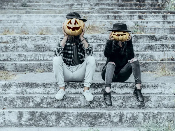 Halloween couple hipster assis sur les escaliers gris — Photo