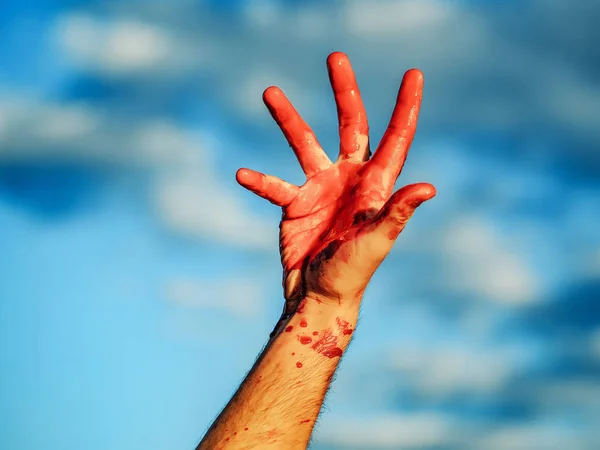 Blutige Zombie-Hand mit rotem Blut am blauen Himmel — Stockfoto