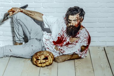 Cadılar Bayramı adam balta ve ahşap zemin üzerinde kabak ile yatan