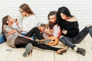 Cadılar Bayramı zombi halkı sakallı adam ve lanet kadınlar